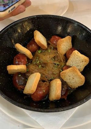 Una foto de Choricitos a la sidra con cebolla caramelizada