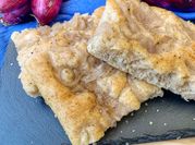 Una foto di focaccia con farro