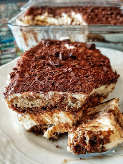 Una foto de Tiramisú re fácil con leche condensada 🥄