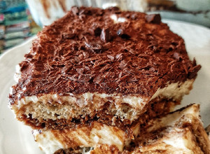 Una foto de Tiramisú re fácil con leche condensada 🥄