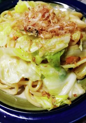 A picture of Yaki Udon with Lots of Vegetables.