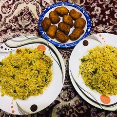 A picture of Chicken nuggets & veg fried rice.