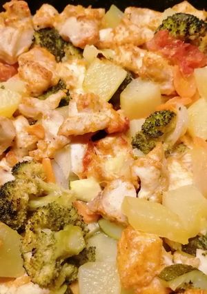 Tepsis csirkemell zöldségágyon recept fotója