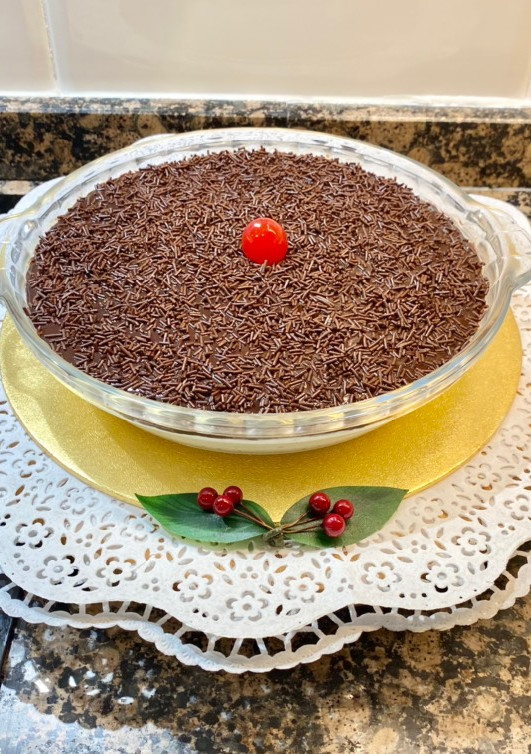 Una foto de Postre de requesón, nata y canela