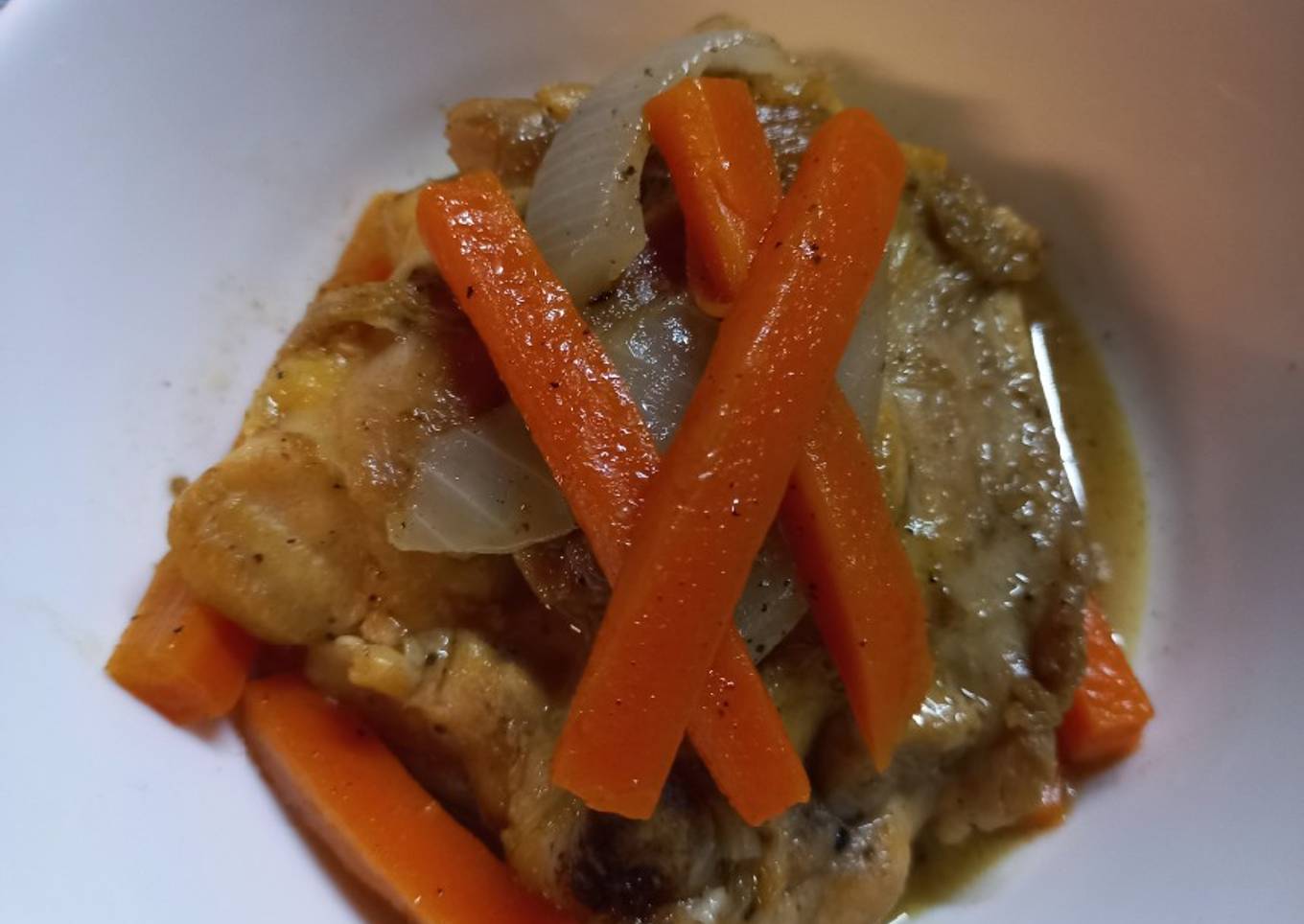 Pollo con zanahorias y cebollas