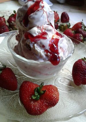 Una foto de Helado de frutillas a la crema