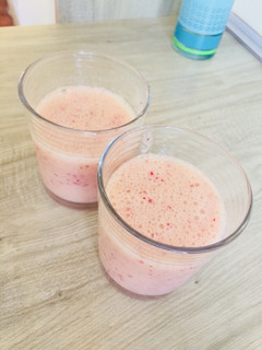 Una foto de Jugo de uva y plátano 🍌 🍇