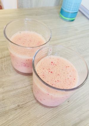 Una foto de Jugo de uva y plátano 🍌 🍇