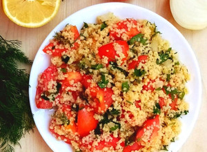 Фото Салат з помідорами та кускусом.