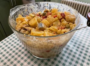 Une photo de Salade de pommes de terre aux harengs, tomates et oignons