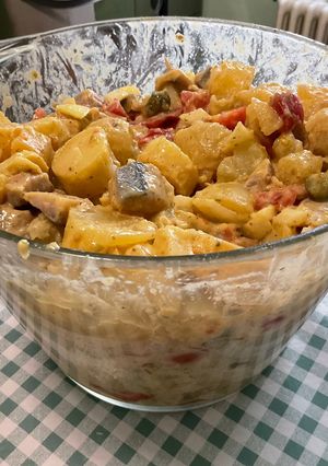 Une photo de Salade de pommes de terre aux harengs, tomates et oignons