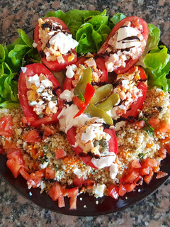 Una foto de Ensalada Kempo, de tomates rellenos y quinoa. #delantaldorado