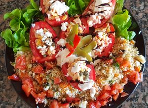 Una foto de Ensalada Kempo, de tomates rellenos y quinoa. #delantaldorado