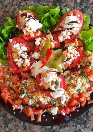 Una foto de Ensalada Kempo, de tomates rellenos y quinoa. #delantaldorado