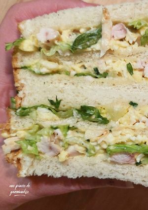 Une photo de Sandwich poulet œuf salade