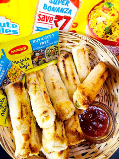 मैगी चीज़ी ब्रेड रोल(Maggi cheesy bread roll recipe in Hindi) रेसिपी मुख्य फोटो