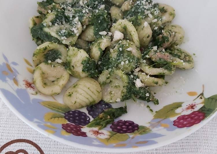 Orecchiette "ricamate" con cime di rapa e salsiccia