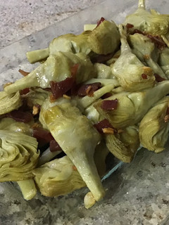 Una foto de Alcachofas con ajillo y jamón