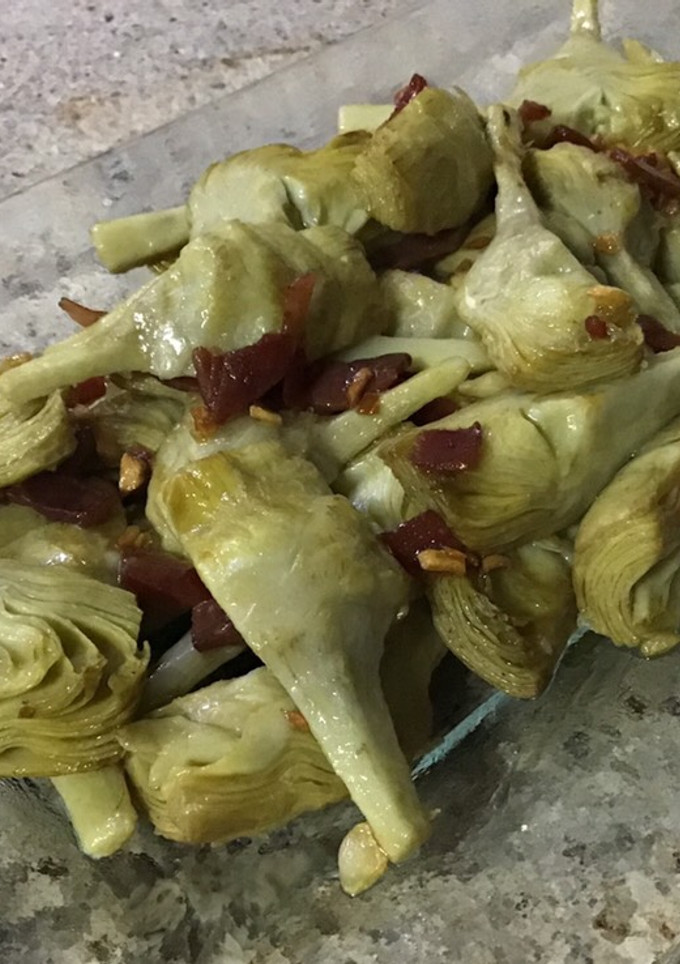 Una foto de Alcachofas con ajillo y jamón
