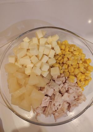 Фото Салат из курицы с сыром и ананасом.
