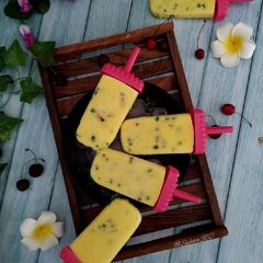 A picture of Tutti Frutti Custard Popsicle.