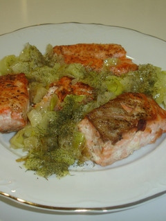 Una foto de Salmón fresco en salsa con cebollas francesas y puerro