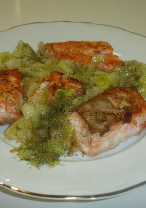 Foto principal de Salmón fresco en salsa con cebollas francesas y puerro