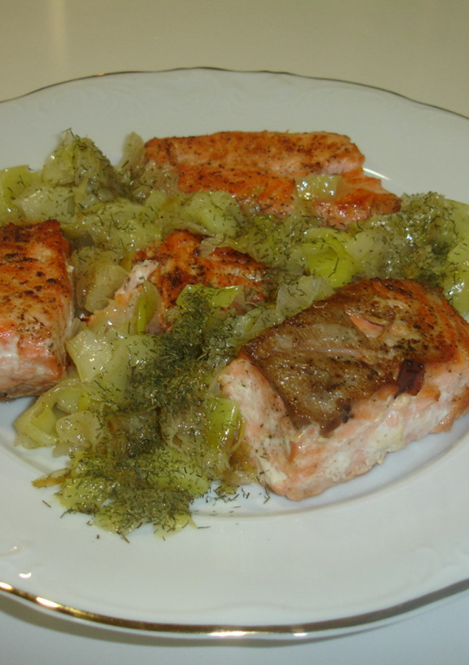 Una foto de Salmón fresco en salsa con cebollas francesas y puerro