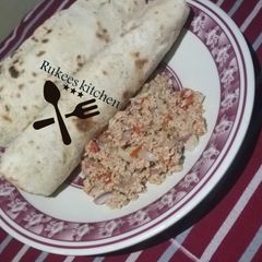 A picture of Chapatii with egg sauce.