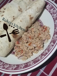 A picture of Chapatii with egg sauce.