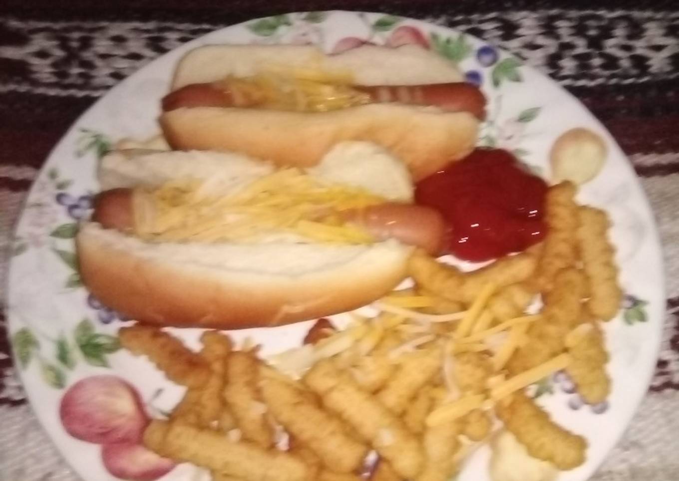 Cheese dogs and fries 🍟