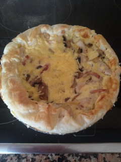 Una foto de Quiche de pollo, champiñones y bacon