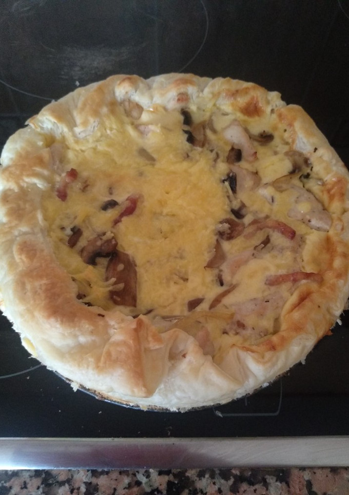 Una foto de Quiche de pollo, champiñones y bacon