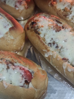 Una foto de Perritos de pan con queso y cebolla caramelizada
