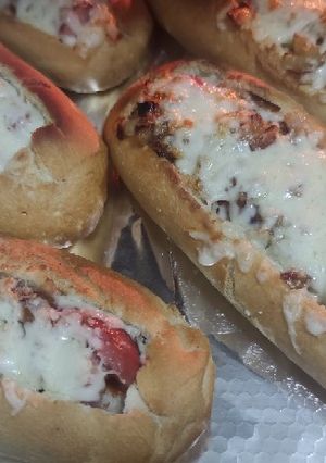 Una foto de Perritos de pan con queso y cebolla caramelizada