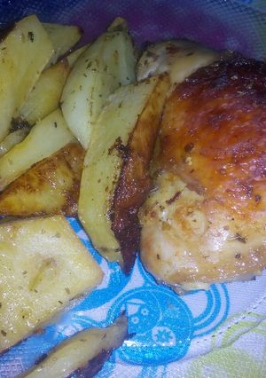 Una foto de Pollo con mostaza al horno con papas 🥔