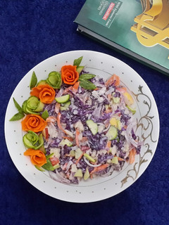عکسی از دستور سالاد کلم قرمز و هویج با چاشنی و سس مخصوص