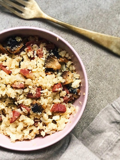 Una foto de Receta de arroz de coliflor con champiñones y jamón