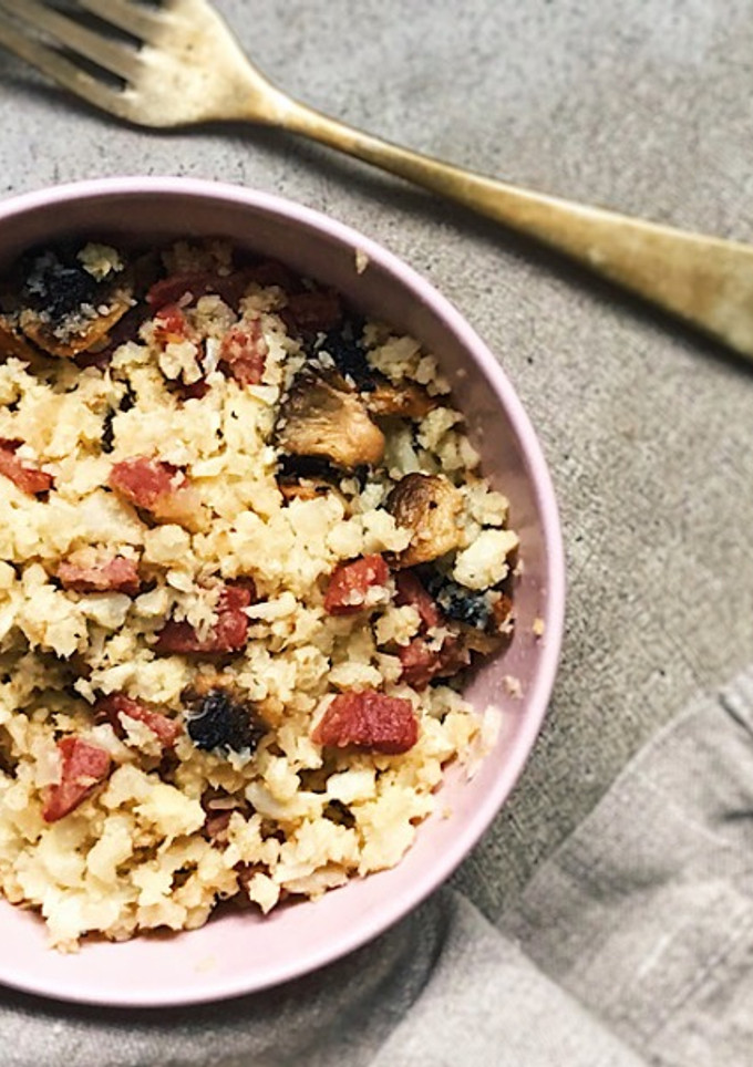 Una foto de Receta de arroz de coliflor con champiñones y jamón