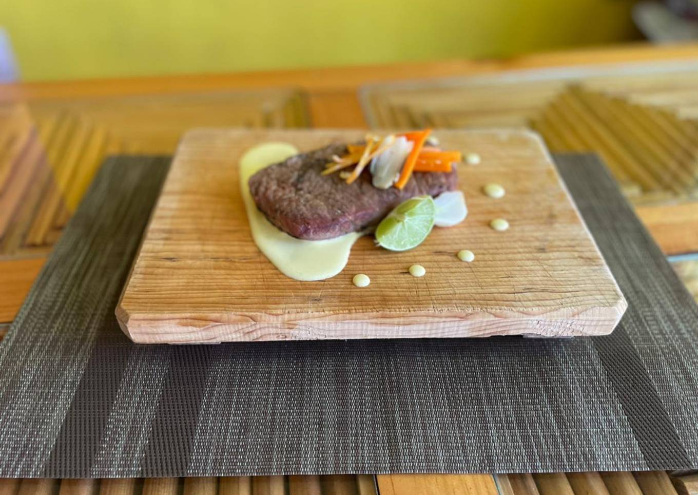 Lomo de res con salsa holandesa