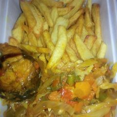 A picture of Chips with vegetable sauce and fish.