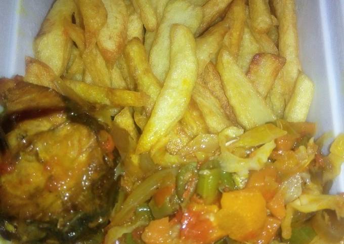 Chips with vegetable sauce and fish