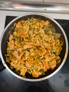 Una foto de Fideuá con pollo y verduras 🥘