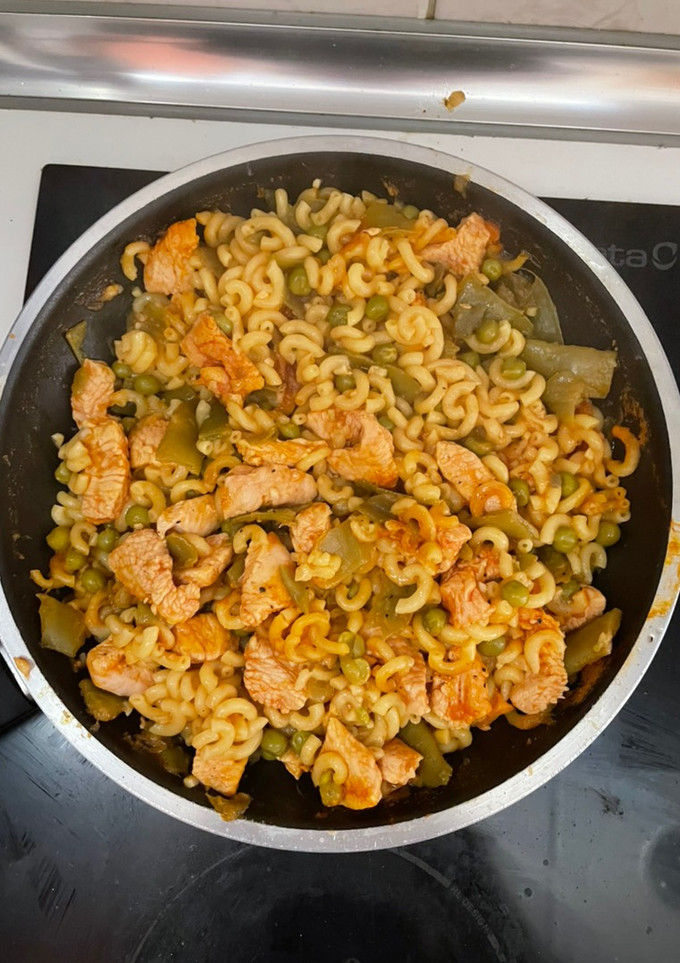 Una foto de Fideuá con pollo y verduras 🥘