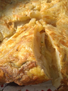 Una foto de Tortilla española (de papa, rellena de mucho queso) ❤️