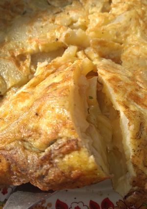 Una foto de Tortilla española (de papa, rellena de mucho queso) ❤️