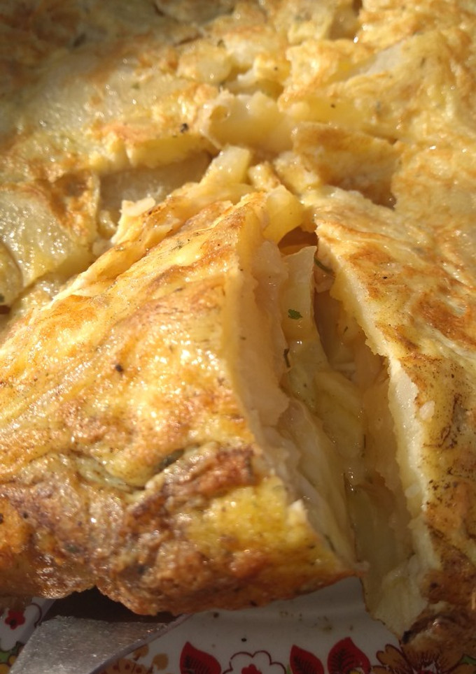 Una foto de Tortilla española (de papa, rellena de mucho queso) ❤️