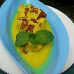 A picture of Opor ayam kuning.