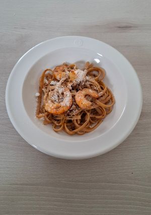 A picture of Garlic White Wine Prawn Linguine.