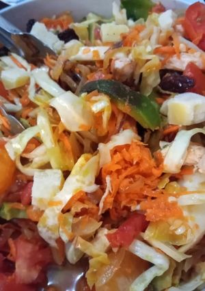 Una foto de Ensalada agridulce con pollo a la plancha